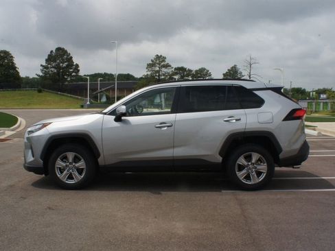 Used 2024 Toyota RAV4 XLE FWD image 12
