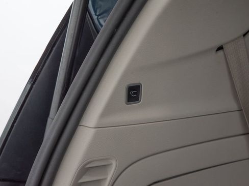 Used 2024 Chrysler Pacifica Limited FWD image 16