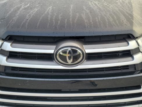 Used 2019 Toyota Highlander XLE image 10