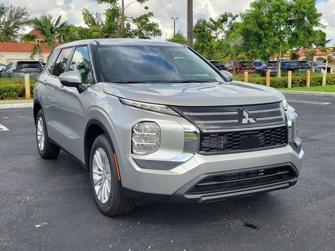 Used 2026 Mitsubishi Outlander ES FWD image 3