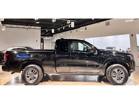 Used 2025 Nissan Frontier SV image 10