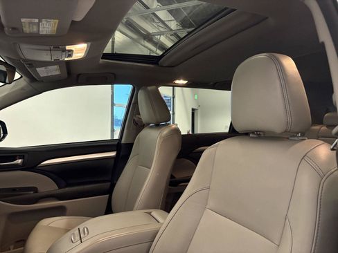 Used 2017 Toyota Highlander XLE AWD/4WD image 13