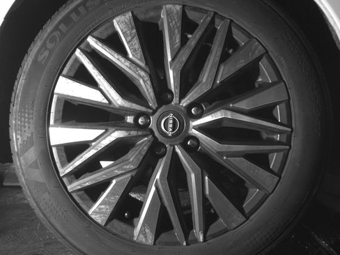 Used 2025 Nissan Altima 2.5 SV FWD image 15