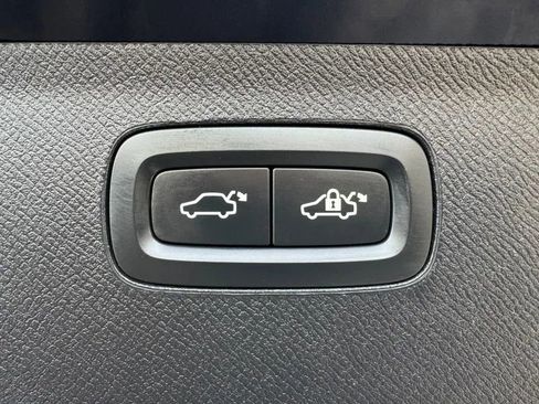 Used 2019 Volvo XC90 T5 Momentum w/ Multimedia Package image 39