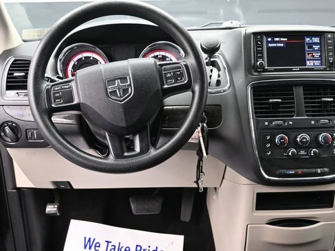 Used 2018 Dodge Grand Caravan SE w/ UConnect Hands-Free Group image 25