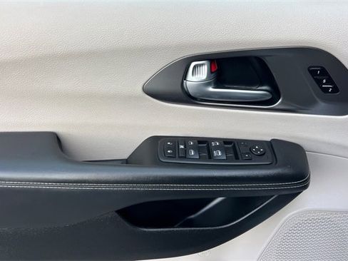 Used 2024 Chrysler Pacifica Touring-L image 14