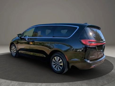 Used 2024 Chrysler Pacifica Limited FWD image 3