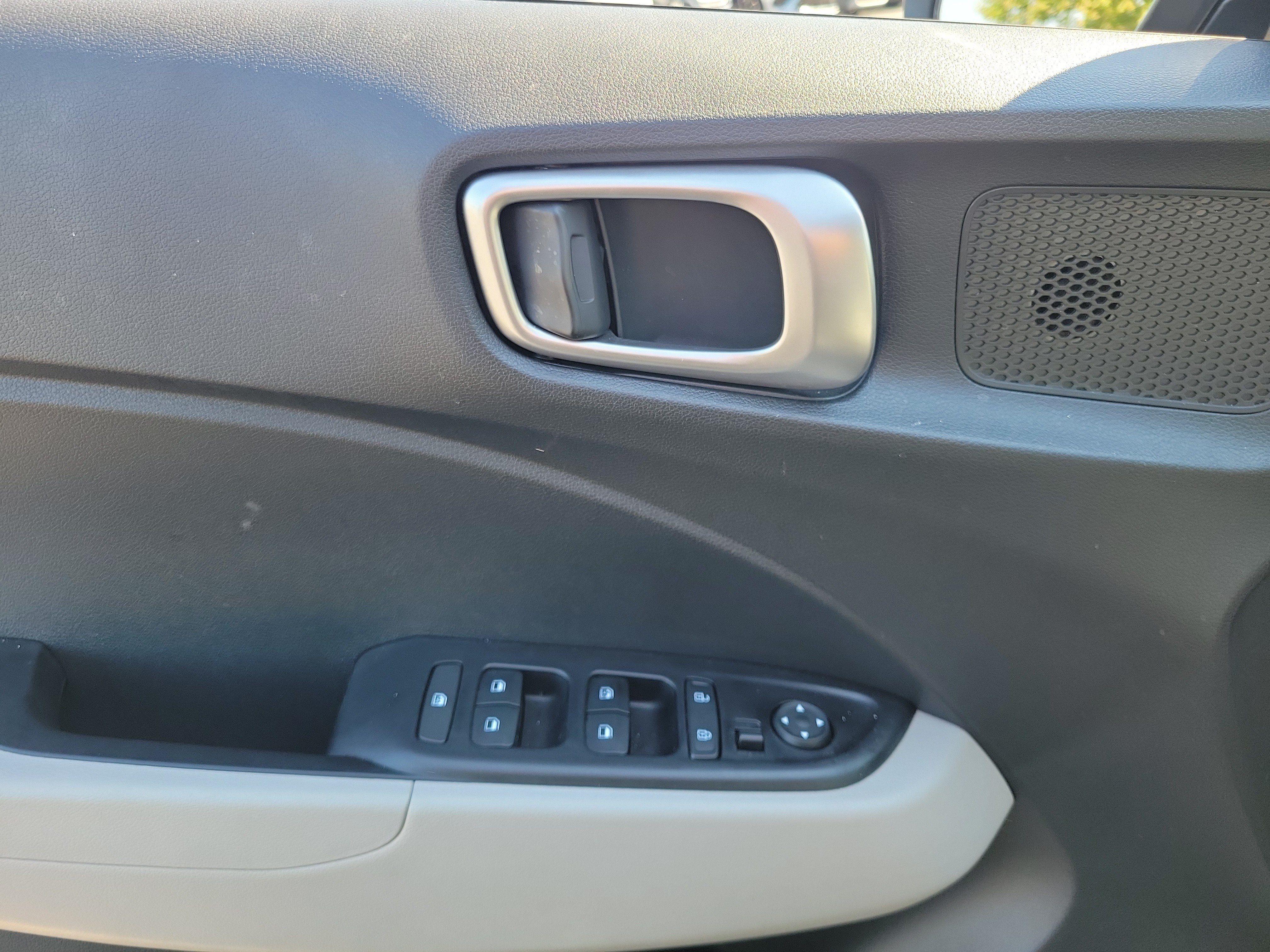 Used 2024 Hyundai Venue SEL FWD image 17