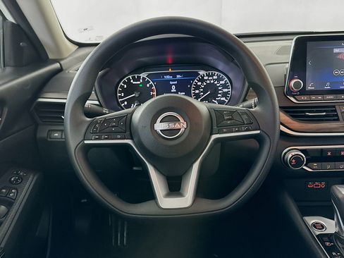 Used 2025 Nissan Altima 2.5 SV image 18