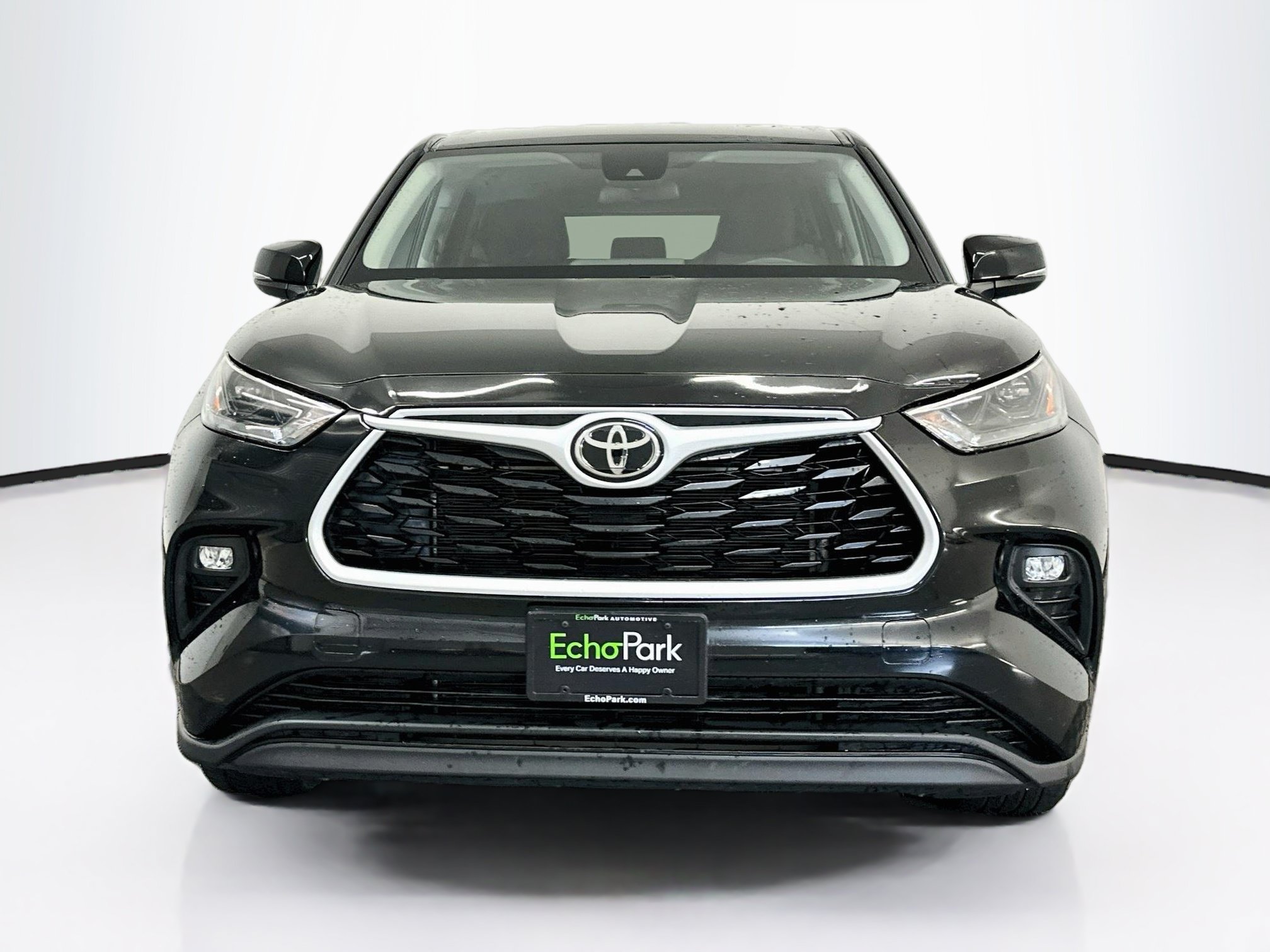Used 2025 Toyota Highlander LE AWD/4WD image 2