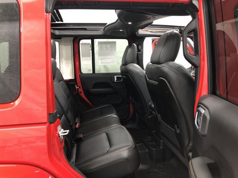 Certified 2024 Jeep Wrangler Sahara w/ Technology Group AWD/4WD image 13