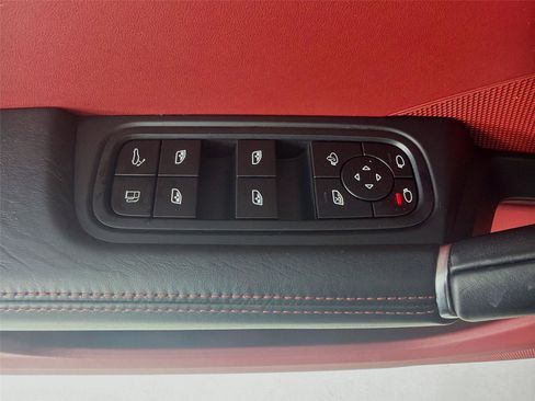 Certified 2022 Porsche Cayenne Platinum Edition image 8