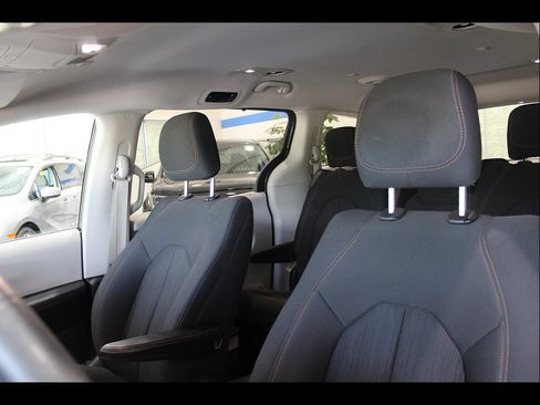 Used 2018 Chrysler Pacifica Touring Plus FWD image 13