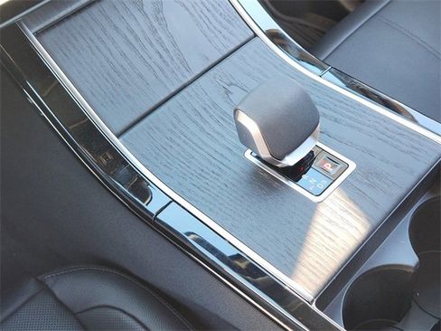 New 2025 Land Rover Range Rover Velar Dynamic SE image 18