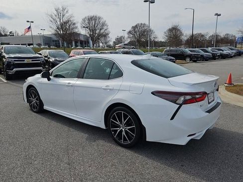 Used 2024 Toyota Camry SE image 4