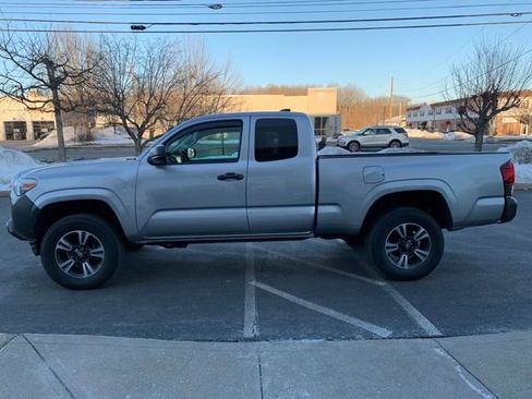 Used 2022 Toyota Tacoma SR image 6