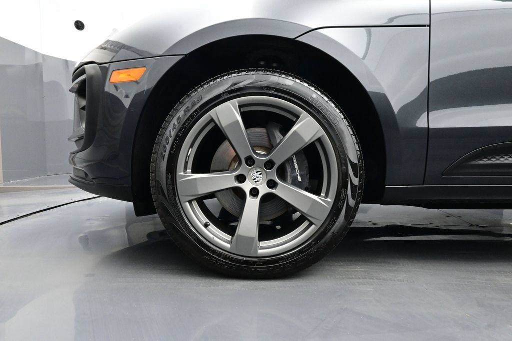 Certified 2025 Porsche Macan AWD/4WD image 6