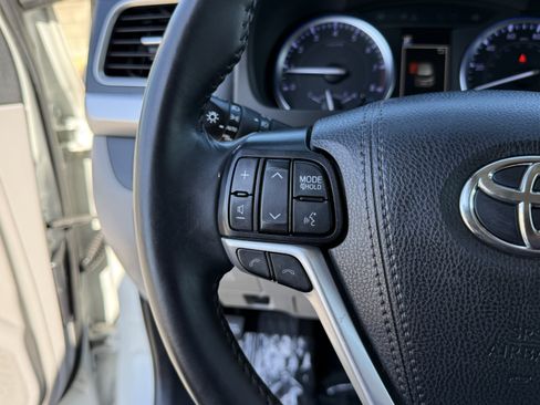 Used 2019 Toyota Highlander XLE w/ Carpet Mat Package (TMS) FWD image 23