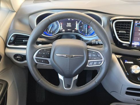 Used 2024 Chrysler Pacifica Touring-L image 20