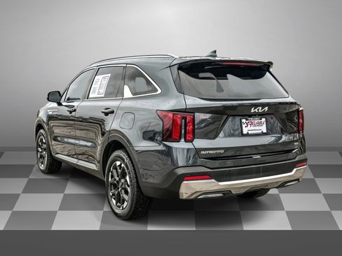 Used 2024 Kia Sorento S image 4