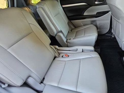 Used 2019 Toyota Highlander XLE AWD/4WD image 40