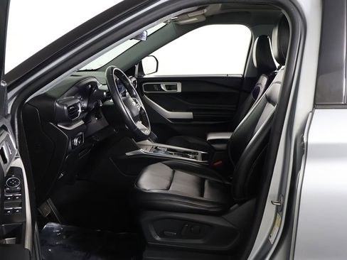 Used 2023 Ford Explorer XLT w/ Equipment Group 202A AWD/4WD image 27