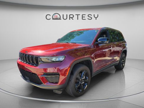 Used 2025 Jeep Grand Cherokee Altitude RWD image 1