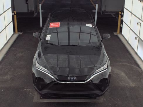 Used 2022 Toyota Venza LE image 2