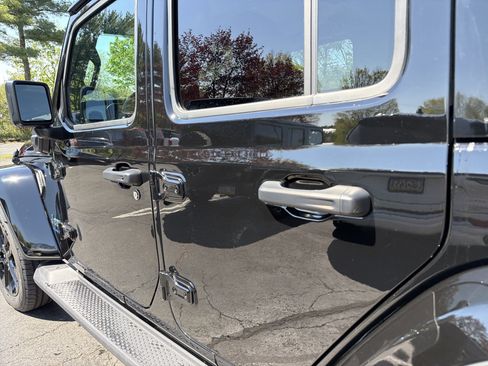 Certified 2025 Jeep Wrangler Sahara AWD/4WD image 10