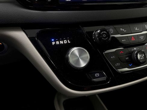 Used 2024 Chrysler Pacifica Touring-L image 26