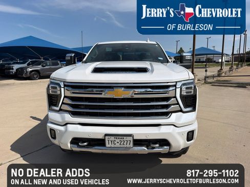 Used 2024 Chevrolet Silverado 2500 High Country w/ Technology Package AWD/4WD image 2