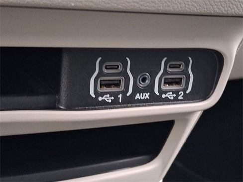Used 2024 Chrysler Pacifica Touring-L image 25