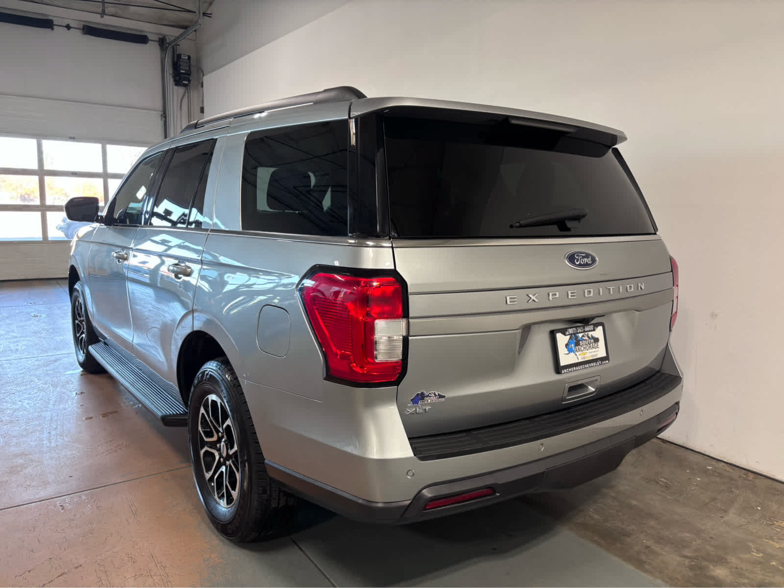 Used 2024 Ford Expedition XLT AWD/4WD image 3