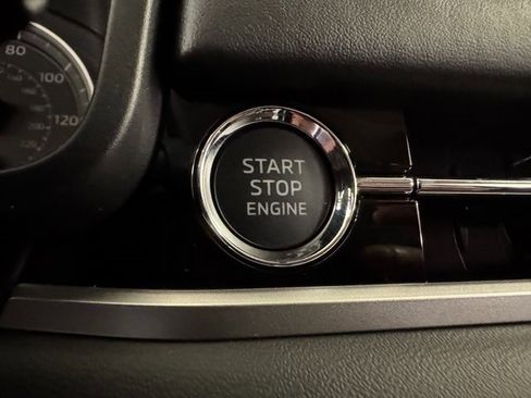 New 2025 Mitsubishi Outlander SE image 11