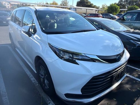 Used 2024 Toyota Sienna LE AWD/4WD image 2