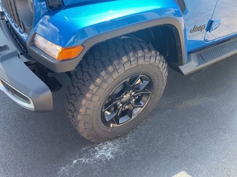 New 2025 Jeep Gladiator Sport image 4