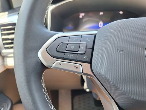Certified 2025 Volkswagen Taos SE FWD image 21