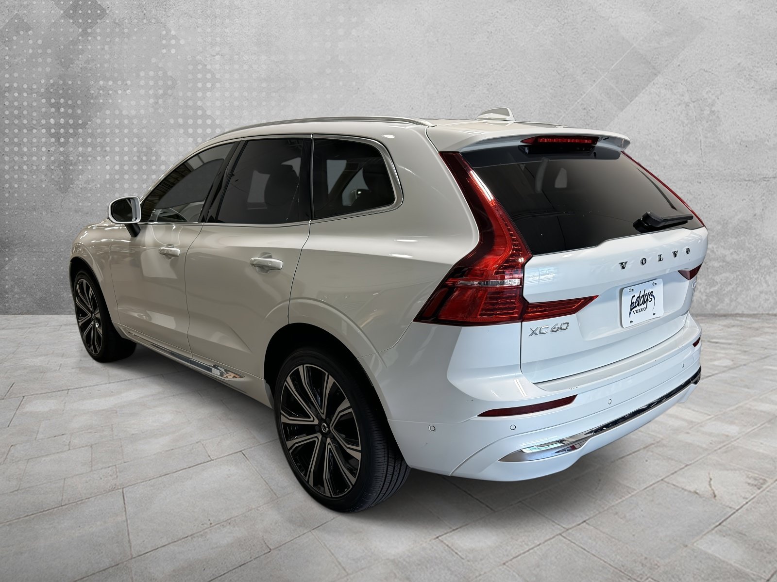 Used 2023 Volvo XC60 B5 Ultimate w/ Climate Package FWD image 4