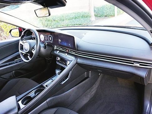 Certified 2025 Hyundai Elantra SEL image 9