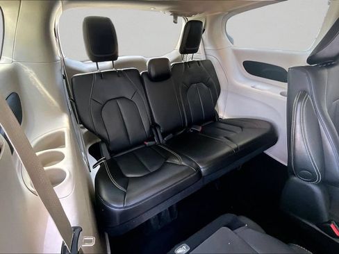 Used 2023 Chrysler Pacifica Touring-L FWD image 27