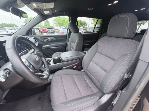 Used 2025 Chevrolet Traverse LT FWD image 6