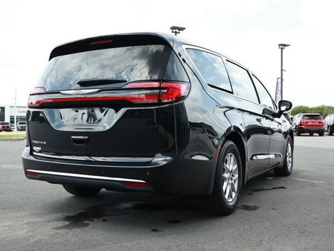 Used 2024 Chrysler Pacifica Touring-L FWD image 6