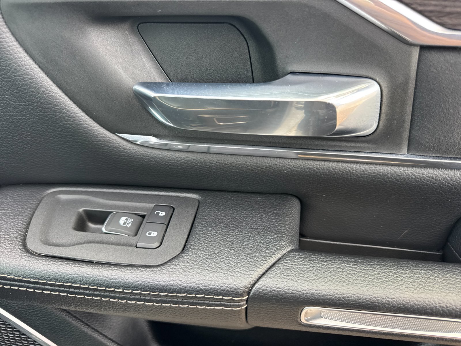 Used 2025 RAM 1500 Laramie AWD/4WD image 19