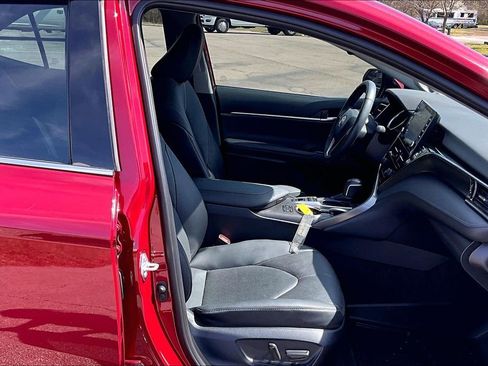 Used 2022 Toyota Camry XLE w/ Navigation Upgrade Package image 7