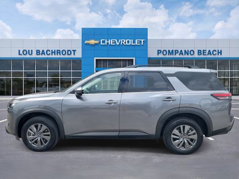 Used 2025 Nissan Pathfinder SV image 4