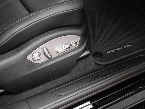 Used 2025 Porsche Macan image 17