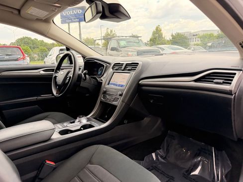 Used 2020 Ford Fusion SE FWD image 20