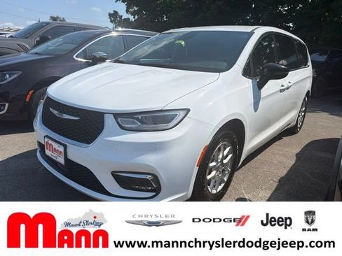 Used 2025 Chrysler Pacifica Select FWD image 1