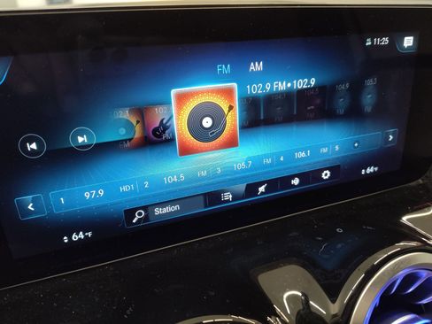 Used 2022 Mercedes-Benz GLB 250 4MATIC image 23