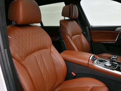 Used 2021 BMW X7 M50i w/ Dynamic Handling Package AWD/4WD image 38
